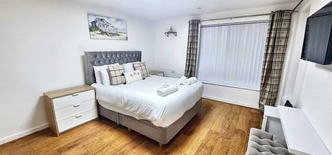 Rest&Recharge at a Quiet House Close to City Centre - Free Parking House in Manchester