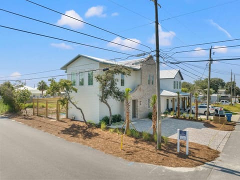 Luxury New Build Casa Blanca 4BR Family Home Private Heatable Pool Steps to Beach House in Laguna Beach