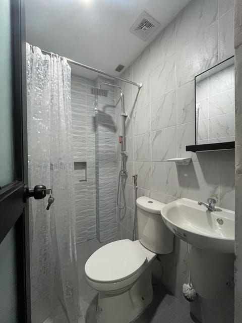 Shower, Toilet, Bathroom, towels