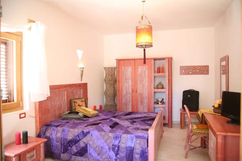 Day, Photo of the whole room, Decorative detail, Bedroom