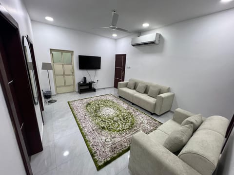 TV and multimedia, Living room, Seating area, air conditioner