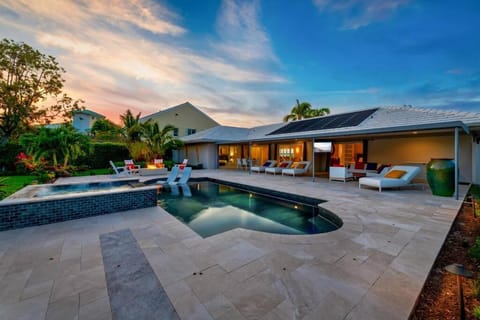 Property building, Patio, Day, Natural landscape, Garden, Garden view, Pool view, Swimming pool, sunbed