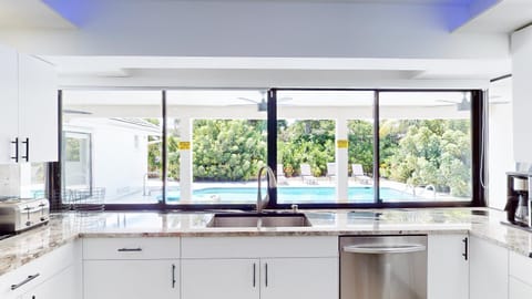 View (from property/room), Kitchen or kitchenette, Pool view, Swimming pool