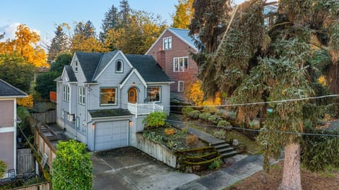 Treehouse Deck House at Green Lake Apartamento in Green Lake