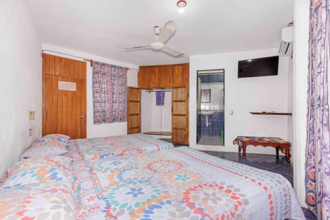 Bed, TV and multimedia, Bedroom, wardrobe, air conditioner