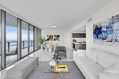 Luxury Corner Unit with Stunning Bay Views Miami Apartment in Miami