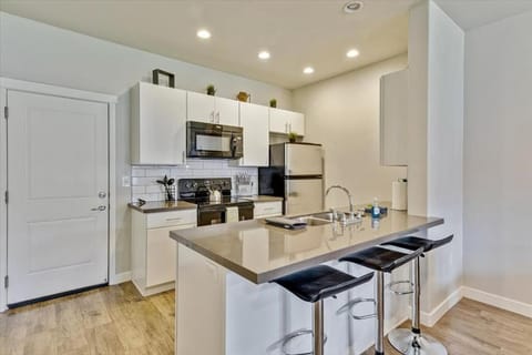 Modern W Pool, Gym, HotTub, Golf, Pet Friendly Apartment in Sandy