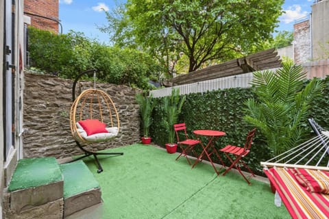 Private Garden Getaway Cozy and Chic Near Subway Apartamento in Harlem