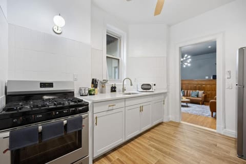 1 Min to Subway, King Bed Luxurious Airy Space Patio Apartment in Harlem