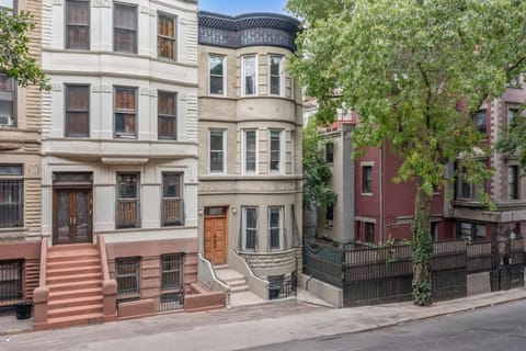 Artful 3 BDR and Private Patio Near Subway and Stadium Maison in Harlem