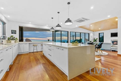 The Ocean's Edge Luxury Entertainer with Views House in Melbourne