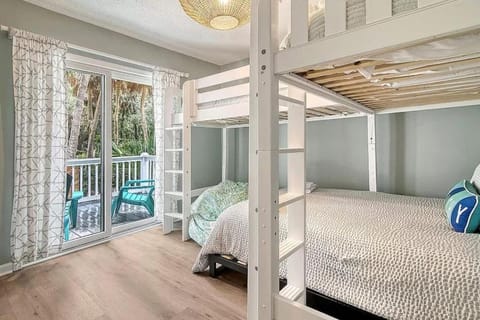 Bedroom, bunk bed