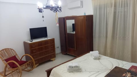 Bed, TV and multimedia, Photo of the whole room, wardrobe, air conditioner