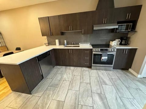 Charming 3BR Apartment in Montreal, 15 Min to DT Apartment in Laval