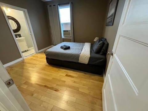 Charming 3BR Apartment in Montreal, 15 Min to DT Apartment in Laval