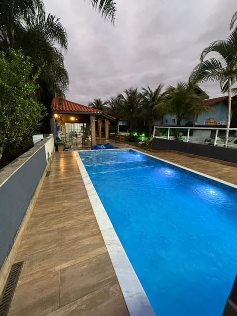 Casa com piscina aquecida, Condomínio a beira mar House in Bertioga