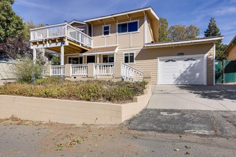 Home with 2 Decks - 2 Mi to Lake Gregory Dog Park! House in Crestline