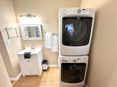 Central Private King Suit Washer Dryer 2 Miles to Hospital Apartment in Winter Haven