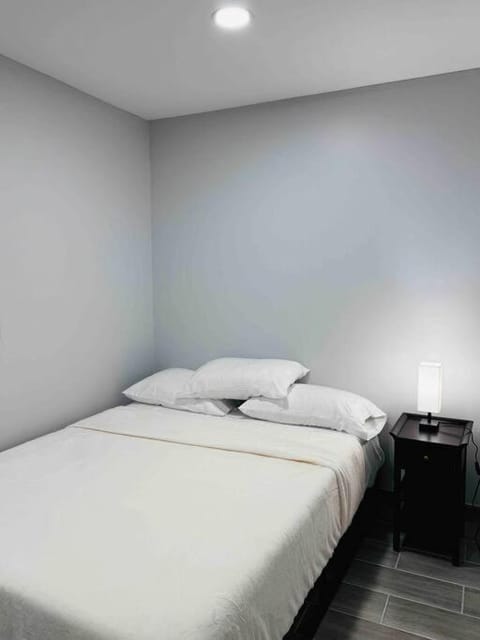 Convenient Stay near Chicago Ohare Airport with King Beds and Coffee Villa in Des Plaines