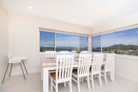 View (from property/room), Dining area, Mountain view