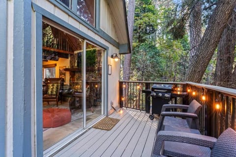 Fleming Creek Hideaway, Next to Creek, Fire-Pit! House in Lake Arrowhead