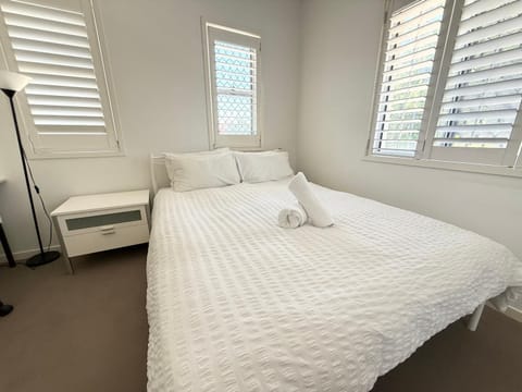 2 spacious rooms with shared bathroom in Modern Sunnybank Home Vacation rental in Brisbane