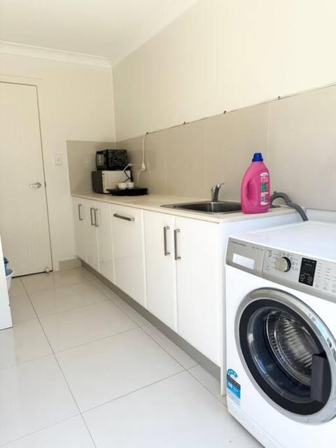 2 spacious rooms with shared bathroom in Modern Sunnybank Home Vacation rental in Brisbane