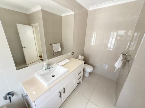 2 spacious rooms with shared bathroom in Modern Sunnybank Home Vacation rental in Brisbane