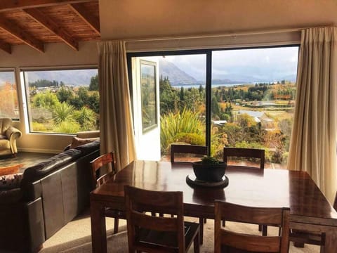 Lakeviews nestled on Mt Iron House in Wanaka