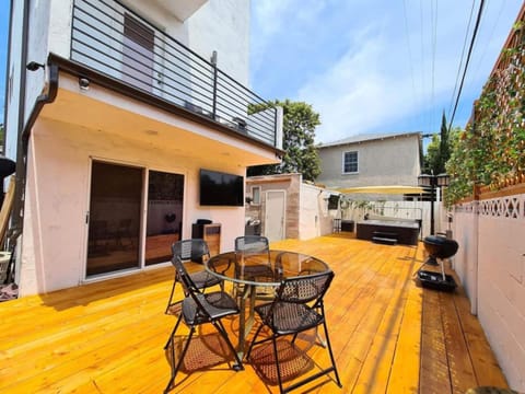 Property building, Patio, Day, Balcony/Terrace, Seating area