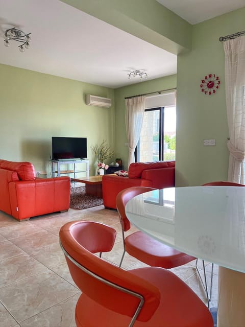 TV and multimedia, Living room, Seating area, Dining area, air conditioner