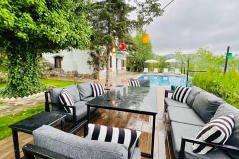 Patio, Communal lounge/ TV room, Day, Natural landscape, Garden, Living room, Seating area, Evening entertainment, Garden view, Pool view, Swimming pool, sunbed