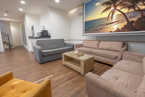 Communal lounge/ TV room, TV and multimedia, Living room, Seating area, Evening entertainment