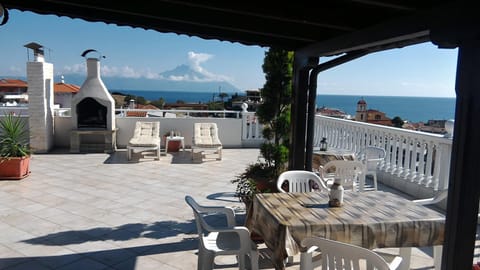 BBQ facilities, View (from property/room), Balcony/Terrace, Communal kitchen, City view, Landmark view, Mountain view, Sea view, Street view