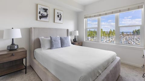 Landing at Yacht Harbor Club - 2 Bedrooms in Hayden Island Neighborhood Network Apartment in Vancouver