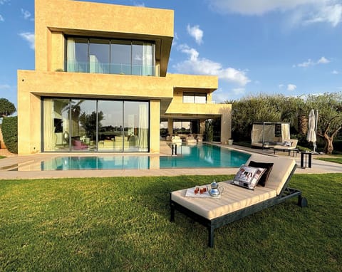 Property building, Patio, Spring, Day, Natural landscape, Garden, Garden view, Pool view, Swimming pool, sunbed