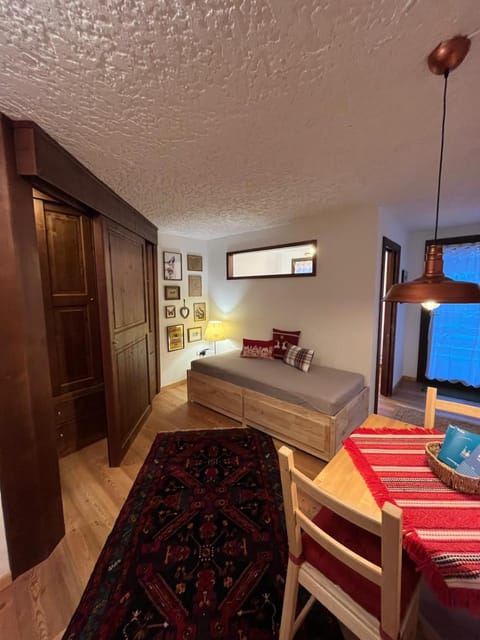 Bed, Living room, Photo of the whole room, Seating area, Dining area