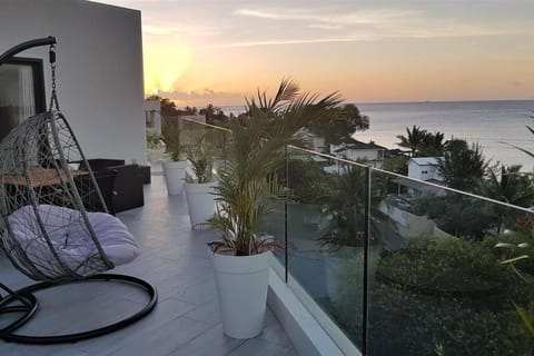 Modern Penthouse - Sunset, Jacuzzi & Sea Views Apartment in Rivière Noire District, Mauritius