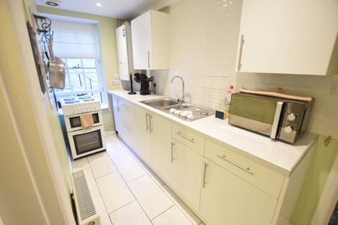 Coffee/tea facilities, microwave, oven, stove, kitchen