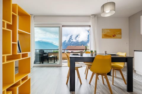 Balcony/Terrace, Kitchen or kitchenette, Lake view, Mountain view