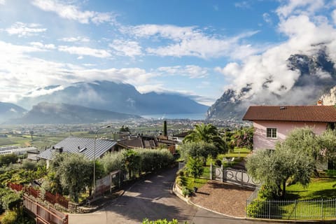 View (from property/room), Lake view, Landmark view, Mountain view, Street view