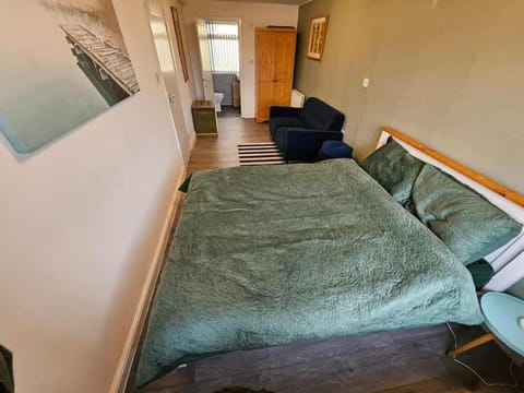 4 Bed House with Pool Table Free Parking En Suite House in Sheffield