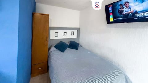 Bed, TV and multimedia, Photo of the whole room, Bedroom