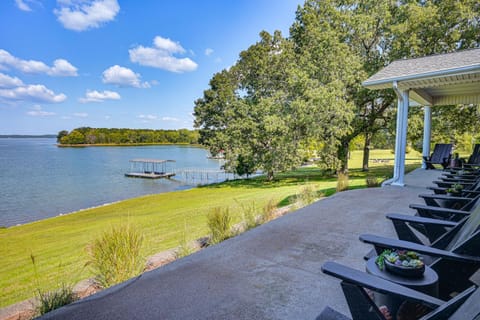 Edgewater on Kentucky Lake with Hot Tub and Games House in Lake Barkley