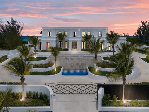 Exclusive Villa Blue Montana House in Nassau