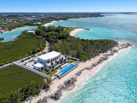 Exclusive Villa Blue Montana House in Nassau