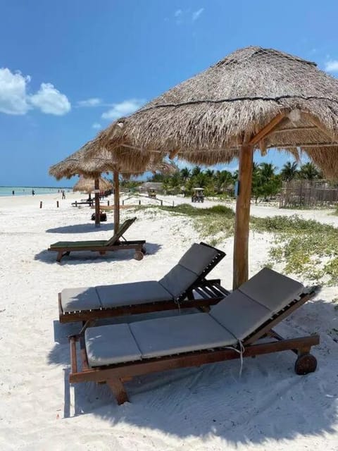 Luxhomes Hermosa villa a pie de playa con alberca Villa in Holbox