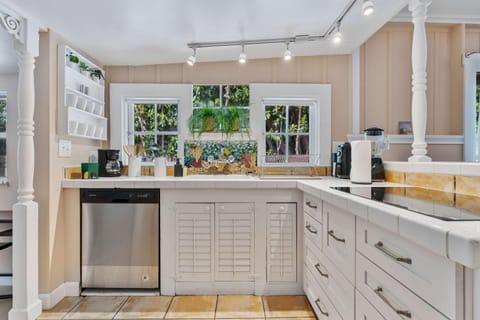 Mango Grove- Charming Cottage in the Grove House in Coconut Grove