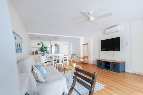 Newly built 2 Bedroom 2 Bathroom Pet Friendly Escape Sleeps 5 Apartment in Mudgeeraba