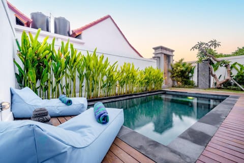 Patio, Day, Natural landscape, Garden, Seating area, Garden view, Pool view, Swimming pool, sunbed